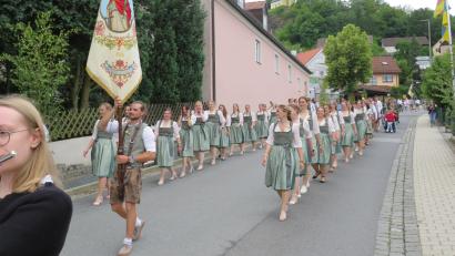 Bild: Johann Adam
Die Festdamen marschierten vorweg beim großen Umzug des Burschenvereins Parkstein.