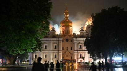 Bild: Danylo Antoniuk/AP/dpa
Flammen züngeln aus dem Dach unter den vergoldeten Kuppeln der Mariä-Entschlafens-Kathedrale.