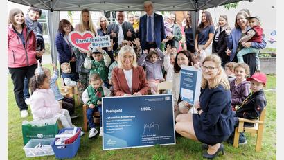 Bild: StMAS/Schäffler
Das Johanniter-Kinderhaus Hirschau gewinnt den Kreativwettbewerb des Staatsministeriums für Familie, Arbeit und Soziales. Das Foto zeigt Bayerns Familienministerin Ulrike Scharf zusammen mit den Verantwortlichen, Mitarbeitenden und Kindern des Johanniter-Kinderhauses bei Conrad Electronic SE in Hirschau.