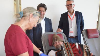 Bild: Helmut Kunz
Blutspender "Lucky". BRK-Kreisgeschäftsführer Sandro Galitzdörfer und BRK-Spendenbetreuer Matthias Freund drücken im Hintergrund die Daumen, dass alles gut geht.