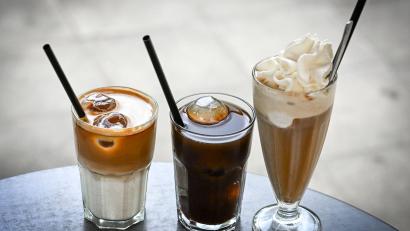 Bild: Jens Kalaene/dpa
Kaffeekonzentrat kann man mit Milch oder Wasser verlängern und mit Eiswürfeln oder Sahne servieren - die Möglichkeiten sind vielfältig. (Archivbild)
