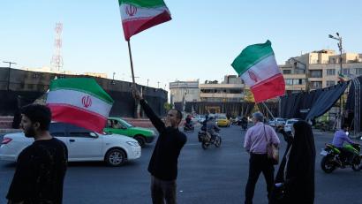 Bild: Vahid Salemi/AP/dpa
Die iranische Führung feiert das Rahmenabkommen aber für die Menschen im Land herrscht Ungewissheit, ob sich ihre Lage damit bessert.