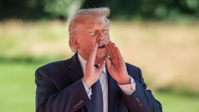 Bild: Michael Kappeler/dpa-Pool/dpa
Ankunft in Evian: Donald Trump stößt zum G7-Gipfel – Auftakt am Genfersee