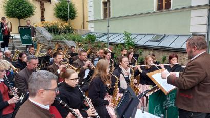 Bild: Georg Lang
Die Freitreppe zur Pfarrkirche bildete die ideale Bühne für die Stadtkapelle, die sich unter der Stabführung von Tobias Zeitler (rechts) in Orchesterstärke präsentierte.