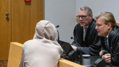 Bild: Stefan Puchner/dpa
Wegen eines Mordes an einer Mutter mit drei Kindern ist ein 30 Jahre alter Mann, hier mit seinen beiden Verteidigern, zu einer lebenslangen Gefängnisstrafe verurteilt worden.