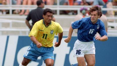 Bild: picture alliance / dpa
Zweikampf im WM-Finale 1994: Brasiliens Stürmer Romario (l) gegen Italiens Roberto Donadoni. (Archivbild)