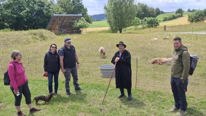 Bild: Gabriela Amann
Schäfer Florian Hirsch (Zweiter von rechts) zeigt, wie Schafe der Landschaftspflege dienen können.