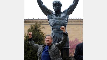 Bild: Michael Perez/AP/dpa
Sylvester Stallone vor der Rocky-Statue. (Archivbild)