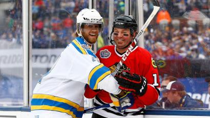 Bild: Billy Hurst/FR171248 AP/AP/dpa
Der ehemalige Eishockey-Weltmeister Kyle Calder (r) ist im Alter von nur 47 Jahren gestorben.
