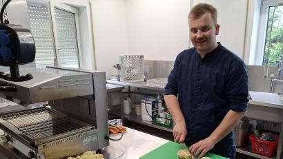 Bild: Karl Ziegler
Der gelernte Koch Matthias Rupprecht bereitet sich auf die nächste Feier vor. Er hat das Catering-Unternehmen "Bahnis Schmankerl" gegründet.