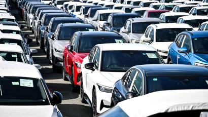 Bild: Sina Schuldt/dpa
Deutschland exportiert viele Autos in die USA - aber laut Statistischem Bundesamt seit dem Inkrafttreten der höheren Einfuhrzölle mit einem geringeren Wert. (Symbolbild)