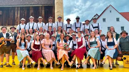 Bild: Josef Piehler
Die 16 Utzenhofener Kirwapaare mit den Musikanten von "Saba Z'dreckat".
