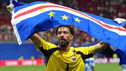Bild: Ju Huanzong/XinHua/dpa
Vozinha feiert mit der Flagge von Kap Verde.