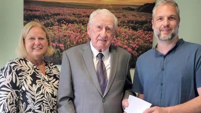 Bild: Verena Uschold Klinikum St. Marien Amberg
Albert Graf (Mitte) aus Fensterbach wünschte sich zum 85. Geburtstag Spenden für die Palliativstation des Amberger Klinikums. Jetzt überreicht er an Pflegedirektorin Kerstin Wittmann (links) und den Stationsleiter der Palliativstation, Tobias Reif, 1500 Euro.