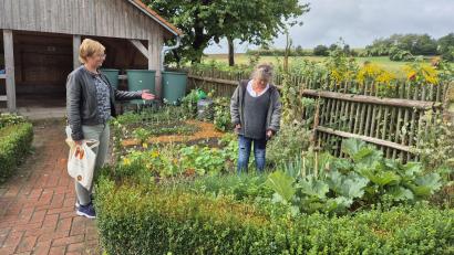 Archivbild: Lowak
Maria Treber und Meta Betke im Bauerngarten des Kreislehrgartens in Floß. In den letzten 30 Jahren hat sich im Kreislehrgarten viel getan.