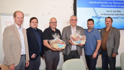 Bild: Richard Braun
Der Zweckverband Glaubendorfer Gruppe verabschiedete seinen bisherigen Vorsitzenden Richard Tischler (Dritter von rechts) und seinen Stellvertreter Armin Kiener (Dritter von links). Neugewählt als Vorsitzender wurde Bürgermeister Florian Reger (Zweiter von links) und als Stellvertreter Bürgermeister Reinhard Schwarz(rechts). Mit im Bild sind Bürgermeister Konrad Kiener (links) und Bürgermeister Sebastian Hartl (Zweiter von rechts).