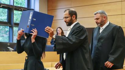 Bild: Daniel Löb/dpa
Die Angeklagte sitzt seit Herbst in Untersuchungshaft.
