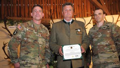 Bild: Joachim Gebhardt
Mit der "Public Service Commendation Medal" zeichnete der Kommandant der US-Garnison, Colonel Stephen C. Flanagan (rechts), gemeinsam mit Command Sergeant Major James A. Boersma (links) den langjährigen Bundesförster Andreas Irle aus.