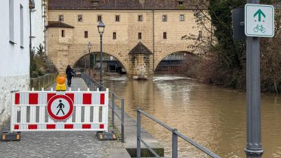 Bild: Petra Hartl
Ein inzwischen fast schon vertrautes Bild: Der Durchgang entlang der Amberger Schiffgasse durch die Stadtbrille ist wegen der steigenden Vilspegel gesperrt.
