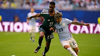 Bild: Rebecca Blackwell/AP/dpa
Das Spiel zwischen Uruguay und Saudi-Arabien war hart umkämpft.