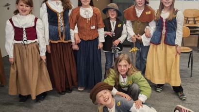 Bild: OVIGO, Florian Wein
Im OVIGO-Theaterstück "Robin Hood" spielen viele Kinder mit.