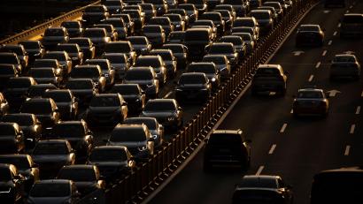 Bild: Mark Schiefelbein/AP/dpa
China gilt als der weltgrößte Automarkt. (Symbolbild)