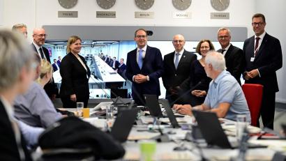 Bild: John Macdougall/AFP POOL/dpa
Im neuen Gemeinsamen Zentrum zur Abwehr hybrider Bedrohungen tauschen sich die verschiedenen Behörden anlassbezogen zu neuen Trends und konkreten Angriffen aus.