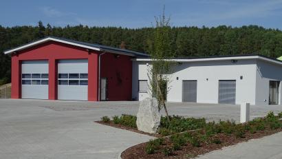 Archivbild: Wolfgang Houschka
Das neue Feuerwehrhaus in Högling ist 2022 eingeweiht worden. Nach dem Rücktritt der beiden Kommandanten müssen die Aktiven nun eine neue Führung wählen.