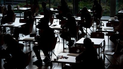 Bild: Sven Hoppe/dpa
Künstliche Intelligenz wird an bayerischen Schulen zur immer größeren Herausforderung, wenn es darum geht, Betrugsversuche zu unterbinden. (Symbolbild)