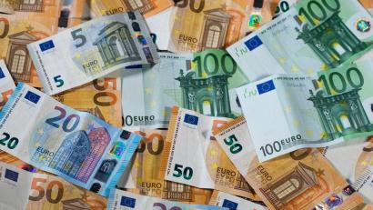 Bild: Jens Büttner/dpa-Zentralbild/dpa
Insgesamt fanden die Beamten in dem Wagen etwa 850.000 Euro. (Symbolbild)