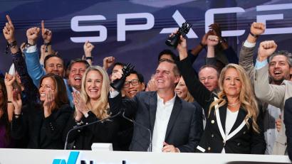 Bild: Frank Franklin II/AP/dpa
Manager von SpaceX läuteten das Börsendebüt an der Technologiebörse Nasdaq ein. (Archivbild)