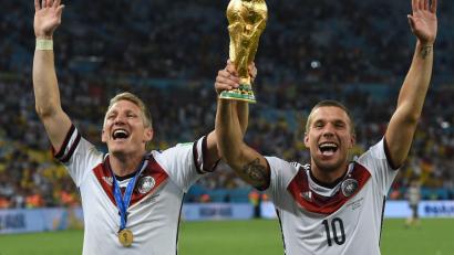 Bild: Andreas Gebert/dpa
NBA-Basketball oder Boxkämpfe haben Lukas Podolski (r) früher aus dem Bett geholt, die Fußball-WM nun nicht mehr. (Archivbild)