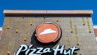 Bild: Andrej Sokolow/dpa
Pizza Hut war bisher unter einem Dach mit den Fast-Food-Ketten KFC und Taco Bell.