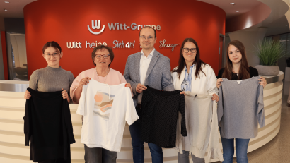 Bild: Petra Grommas/Witt-Gruppe
Die Auszubildenden der Witt-Gruppe, Madeleine Adam (rechts) und Vanessa Reichl (links), übergaben die gesammelten Kleidungsstücke an die Caritas Weiden-Neustadt.Petra Grommas/Witt-Gruppe