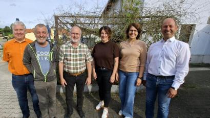 Bild: Lothar Trager
Ensdorfs Bürgermeister Hans Ram (rechts) verabschiedete (daneben, von rechts) Lisa Übler, Sigrid Gebhardt, Hans Eichenseer und Werner Scharl aus dem Gemeinderat und zeichnet Markus Dollacker aus