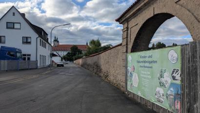 Bild: Paul Zrenner
Die Brauhausstraße mit der markanten Klostermauer soll optisch aufgewertet werden. Noch diesen Herbst werden die Kanal- und Wasserleitungen erneuert, nächstes Jahr folgt der Straßenausbau.