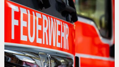Bild: Soeren Stache/dpa
Die Löscharbeiten nach dem Kellerbrand dauerten am späten Abend noch an. (Symbolbild)
