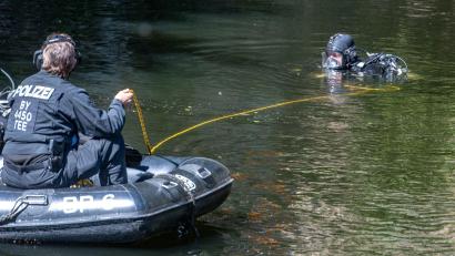 Bild: Armin Weigel/dpa
Nach mutmaßlichen Brandanschlägen in der Oberpfalz suchten Polizeitaucher in der Donau bei Regensburg nach möglichen Beweisen. (Symbolbild)
