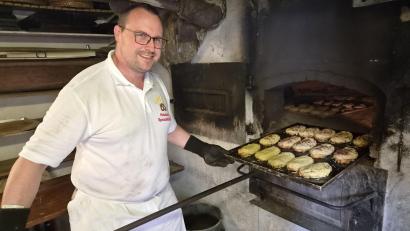 Bild: Stefan Neidl
Bäckermeister Florian Pappenberger in seinem Element. Hunderte Gebäcke holte er aus dem Ofen.