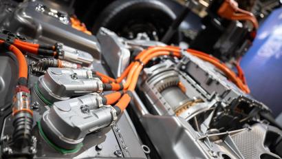 Bild: Sebastian Christoph Gollnow/dpa
Die Produktion von Lithiumbatterien für Elektro-Autos steigt, zugleich ist die Abhängigkeit von China groß. (Archivbild)