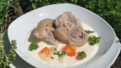 Bild: Michael Schiffer
Mit Schweinshaxen wird die Suppe zubereitet. In der Steiermark wird das Fleisch in Scheiben mit der Suppe serviert. Wer mag kann das Fleisch nach dem Kochen auch in Stücke schneiden.