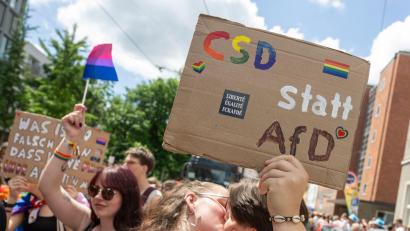 Bild: Stefan Puchner/dpa
Jahrelang musste die queere Community in Bayern auf einen Aktionsplan der Staatsregierung warten. Nun hat das Kabinett ihn beschlossen und mit ihm ein Schutzversprechen gegen Hass und Ausgrenzung. (Archivbild)