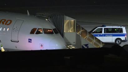 Bild: Hendrik Schmidt/dpa
Mehrere Bundesländer hatten Afghanen für den Flug angemeldet.