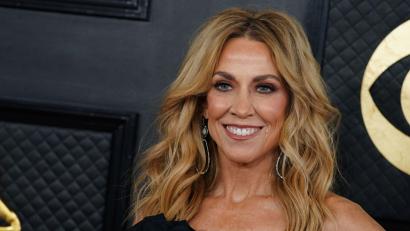 Bild: Jordan Strauss/Invision/AP/dpa
US-Rocksängerin Sheryl Crow hat das Kampfsportspektakel direkt vor dem Weißen Haus am Wochenende kritisiert. (Archivbild)
