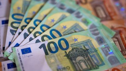 Bild: Monika Skolimowska/dpa
In der Tasche waren laut Polizei rund 1.260 Euro in bar. (Symbolbild)