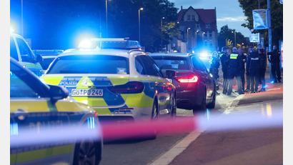 Bild: Stefan Rampfel/dpa
Nach den Schüssen auf einen Polizisten in Göttingen wurde nach dem mutmaßlichen Täter gesucht - nun hat sich der 16-Jährige der Polizei gestellt.