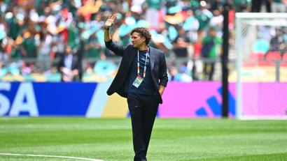 Bild: Tom Weller/dpa
Ein besonderer Moment: Ochoa ging allein über den Rasen vor dem Eröffnungsspiel. (Archivbild)