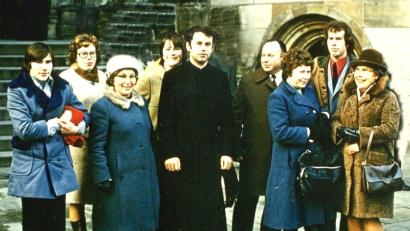 Archivbild: Rudi Weber
Nach der Weihe zum Diakon im Jahr 1975 stellte sich die anwesende Familie zusammen mit Tante Kuni (Oberlehrerin Kunigunde Friedrich, rechts) zum Erinnerungsfoto vor dem Bamberger Dom auf.