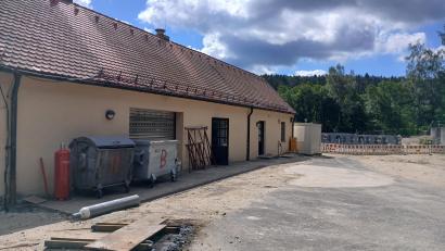 Bild: szl
Seit Oktober 2025 wird die gemeinschaftliche Kläranlage der Gemeinden Neusorg und Pullenreuth saniert. Nach zeitraubenden Vorbereitungen gibt es nun erste Fortschritte.
