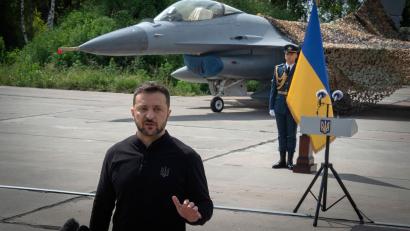 Bild: Efrem Lukatsky/AP/dpa
Die Ukraine hat zwar aus den USA F-16-Bomber - wie auf dem Bild zu sehen - erhalten, nutzt aber weiterhin auch sowjetische Kampfbomber wie die Su-24 zur Abwehr russischer Attacken. (Symbolbild/Archiv)